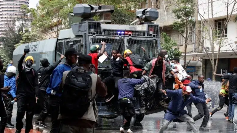 Kenya’da polis meclise girmeye çalışan vergi yasası protestocularının üzerine ateş açtı
