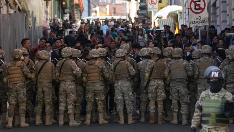 Asker başkanlık sarayını kuşattıktan sonra geri çekildi