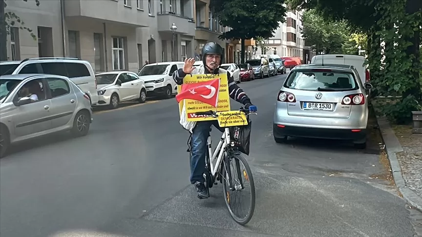 Almanya’da “demokratik haklar” için 220 bin kilometreden fazla yol yaptı