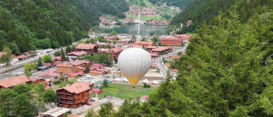 2 sıcak hava balonu Uzungöl’deki turistler için havalanıyor