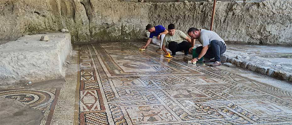 Osmaniye’de temel kazısında bulunan Roma dönemi mozaikleri gün yüzüne çıkarılıyor