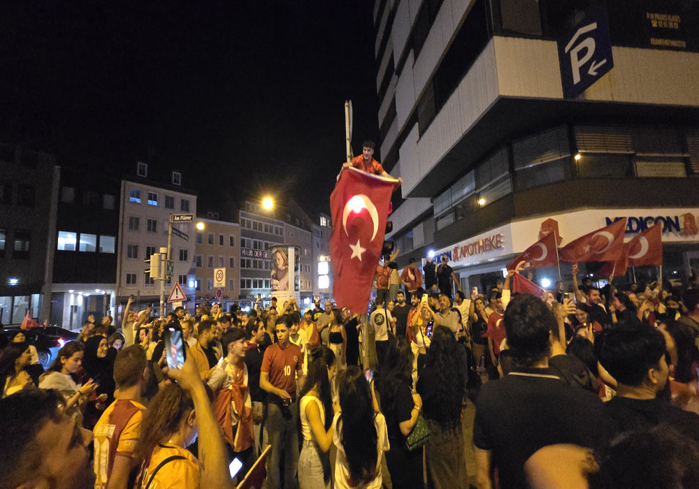 Çek galibiyeti sokaklara döktü