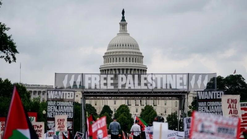 Harris, Demokrat ve Cumhuriyetçi liderler, Netanyahu’ya karşı protestolarda ABD bayrağının yakılmasını kınadı