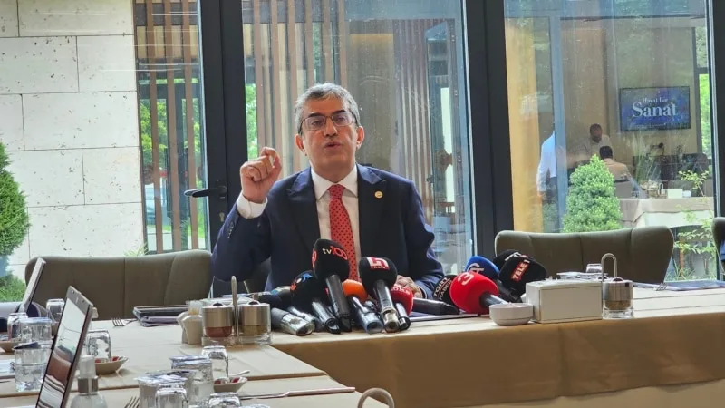 “Ekoseli ceket giydi diye genel başkan değişimi olmaz”