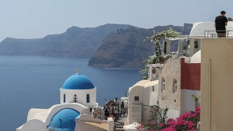 Yunan adası Santorini aşırı turist ilgisinden şikayetçi