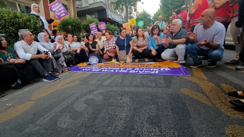 Diyarbakır ve Van’da yaya geçitlerindeki Kürtçe yazıların silinmesine tepkiler büyüyor
