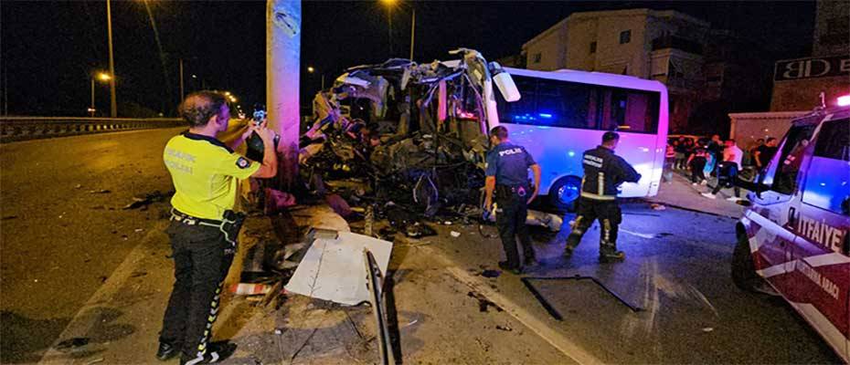 Antalya’da direğe çarpan tur midibüsündeki 15 kişi yaralandı