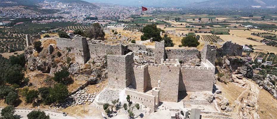 Beçin Antik Kenti’ndeki kale duvarları ve burçlar ayağa kaldırılıyor