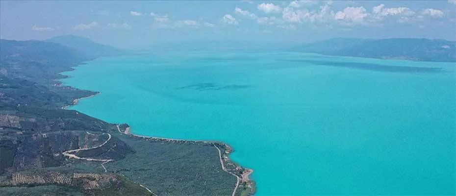 İznik Gölü alg patlamasıyla turkuaz görünüme kavuştu