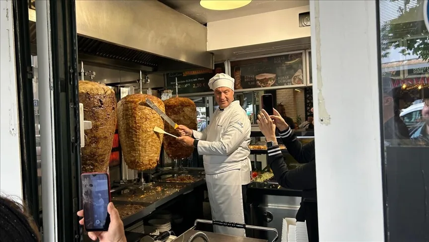 Söder, döner ısmarlayacağı takipçileri için döner kesme denemesi yaptı