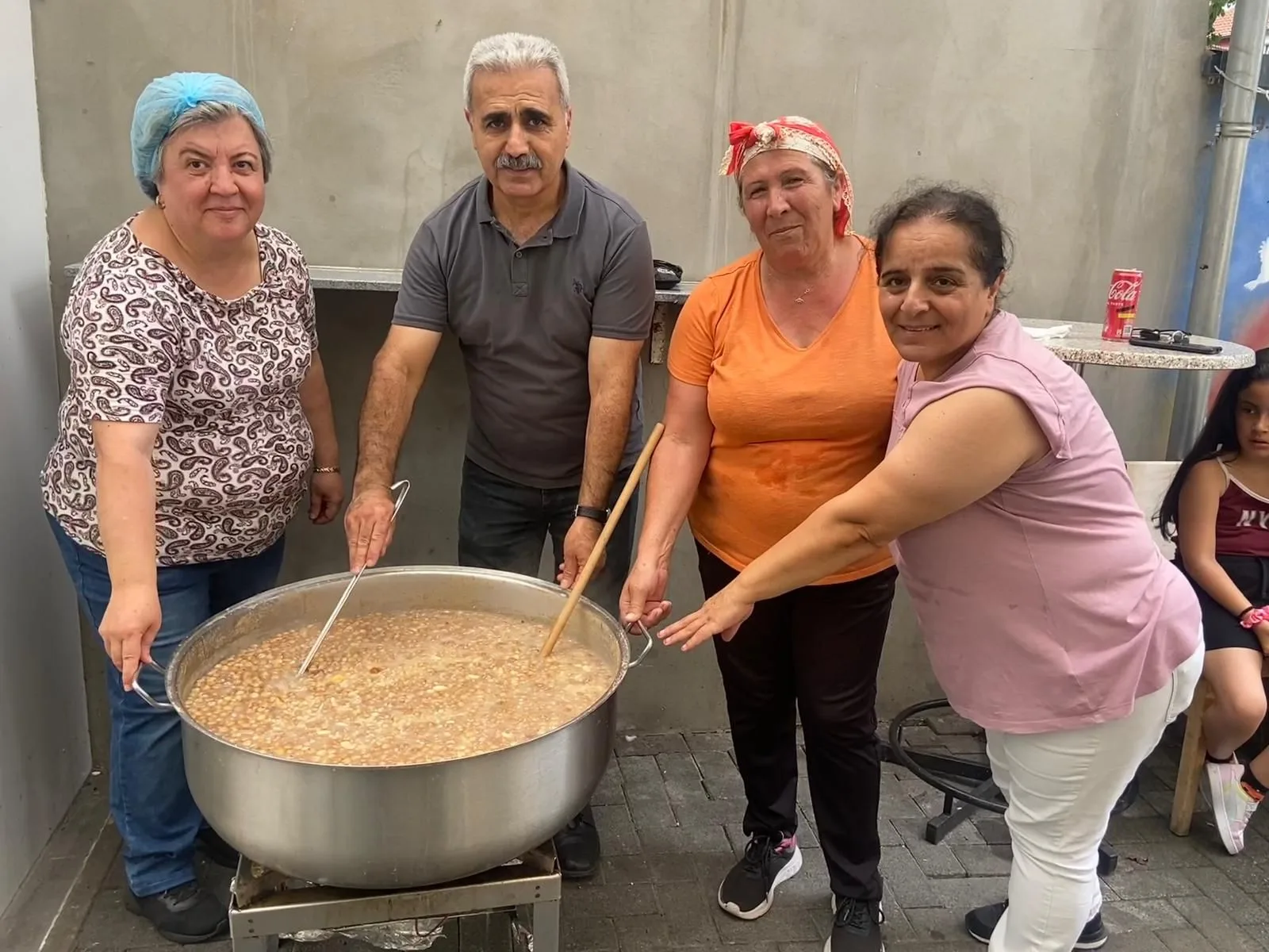 Almanya’daki Cemevlerinde oruçlar açıldı aşure pay edildi