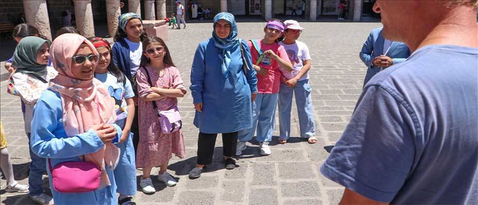 Yaz tatilinde turistlere rehberlik yaparak yabancı dillerini geliştiriyorlar