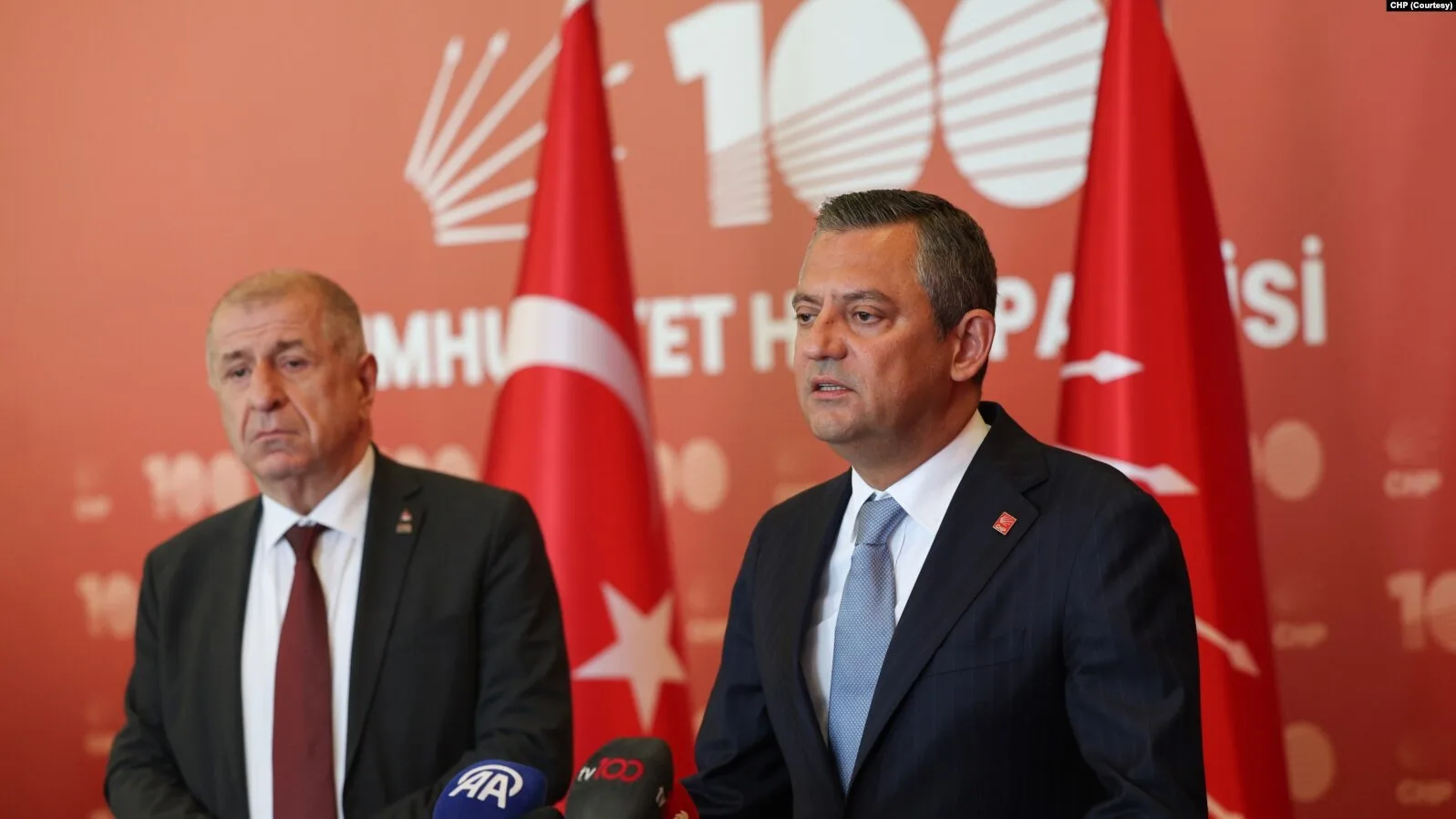 Zafer Partisi’nin CHP ziyaretinde ‘Bozkurt’ işareti öne çıktı