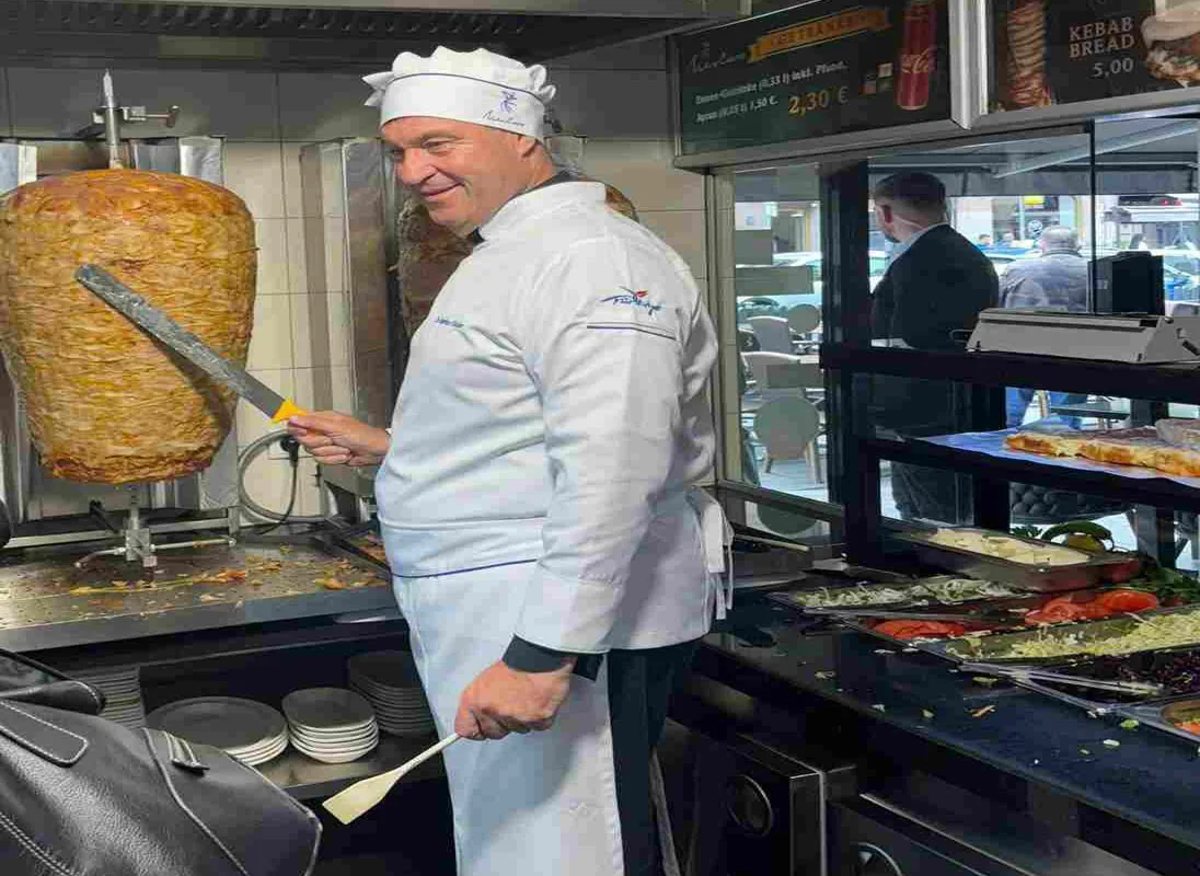 Söder, hem kesti hem döner ikram etti