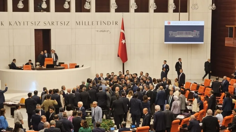 Alpay Özalan, Ahmet Şık’a vurdu; iki milletvekilinin kaşı açıldı
