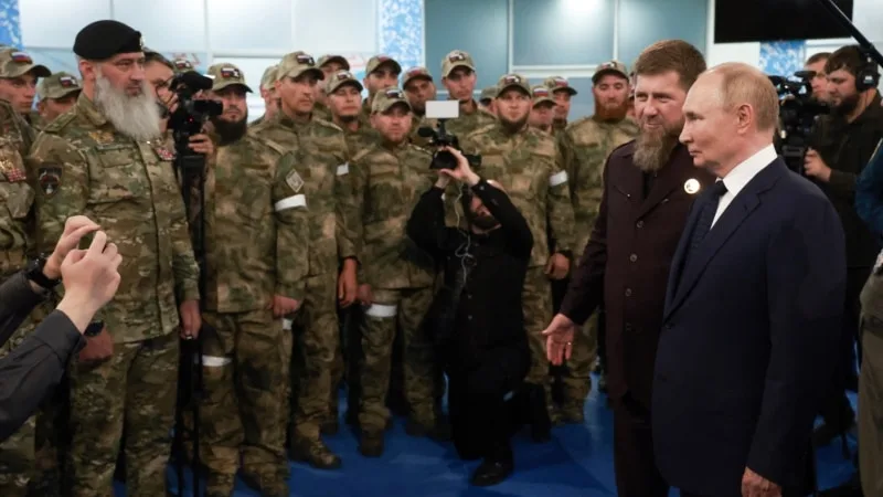 Putin Çeçenistan’a yaptığı sürpriz ziyarette Ukrayna’ya karşı savaşmaya hazırlanan birlikleri denetledi