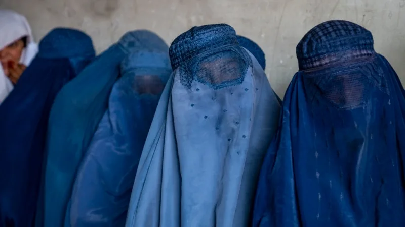 Taliban, kadınların ses ve yüzlerini yasaklayan yeni yasalar yayınladı