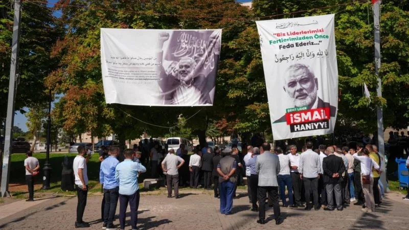 Cuma hutbesinde Atatürk anılmadı, Kütahya’da Özel konuşturulmadı, Gaziantep’te Haniye posteri indirildi