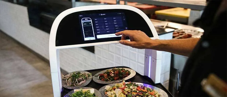Adana’daki robot garsonlar müşteri çekiyor