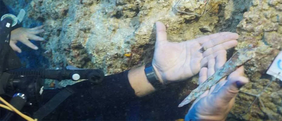 Akdeniz’deki Su Altı Kazısında 3 Bin 600 Yıllık Tunç Hançer Keşfedildi