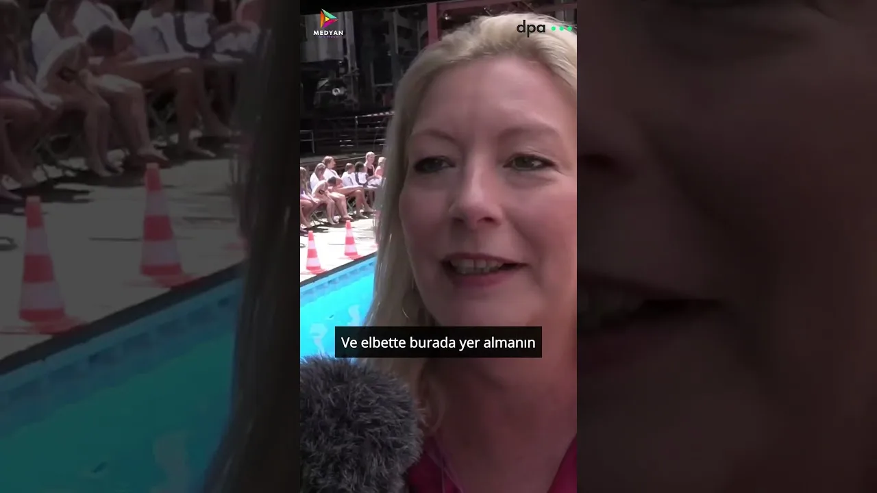 Essen’de eski maden ocağı Zollverein’daki havuzda “popo bombası” yarışması