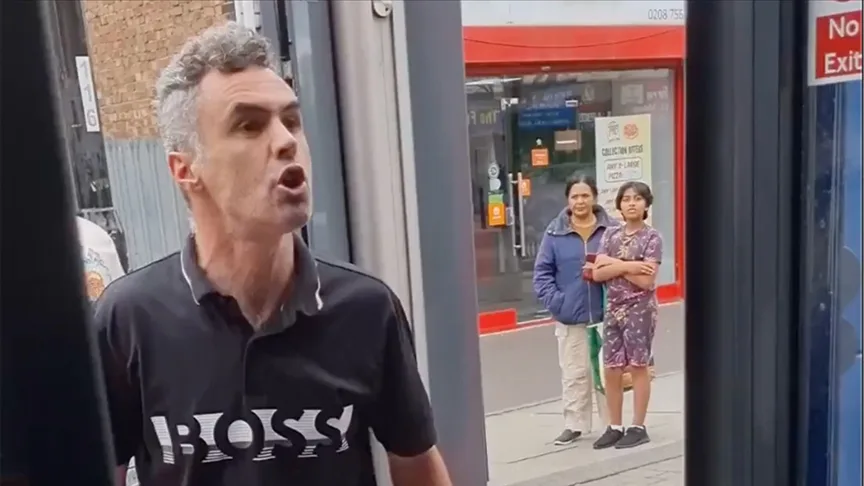 Otobüs şoförüne tükürüp Müslümanlara hakaret etti