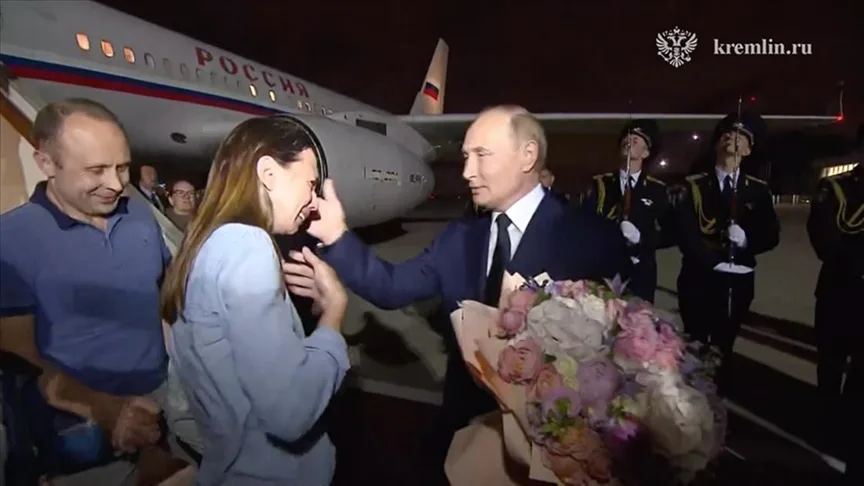 Putin, Ankara’daki takas operasyonuyla Rusya’ya dönenleri havalimanında karşıladı