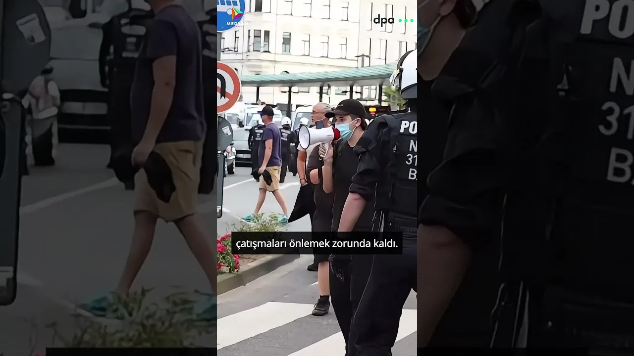 Solingen’de polis sağcı ve solcu göstericileri ayırmak zorunda kaldı