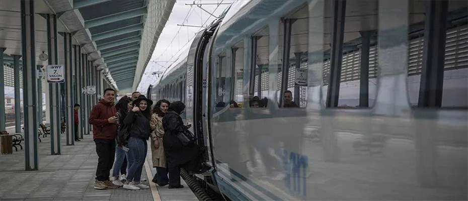 Trenlerle bu yıl yaklaşık 3,8 milyon genç yüzde 15 indirimli seyahat etti