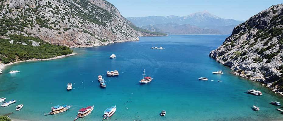Antalya’nın doğa harikası koylarını mavi yolculukla keşfediyorlar
