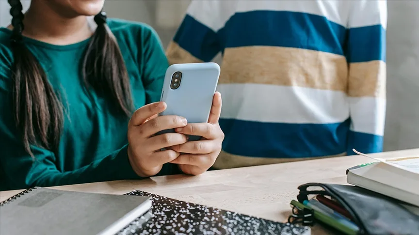 Belçika’da okullarda akıllı telefon kullanımı yasaklandı