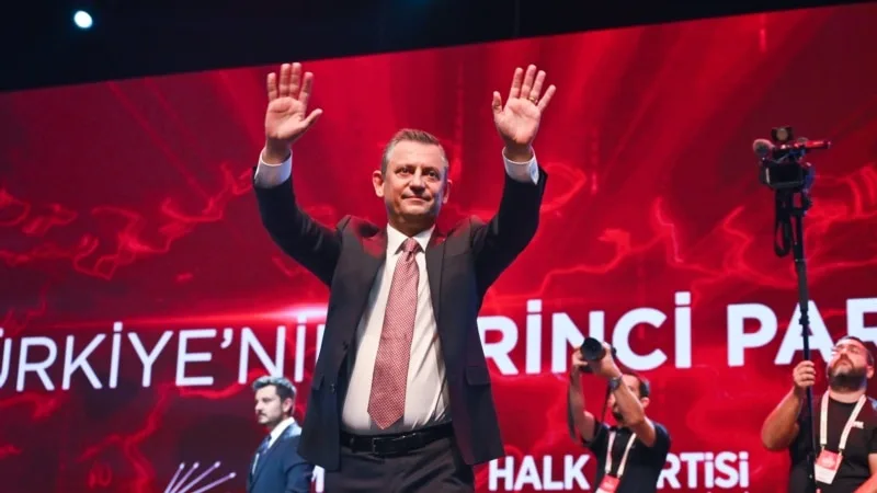 Özgür Özel tüzük kurultayında hangi mesajları verdi?