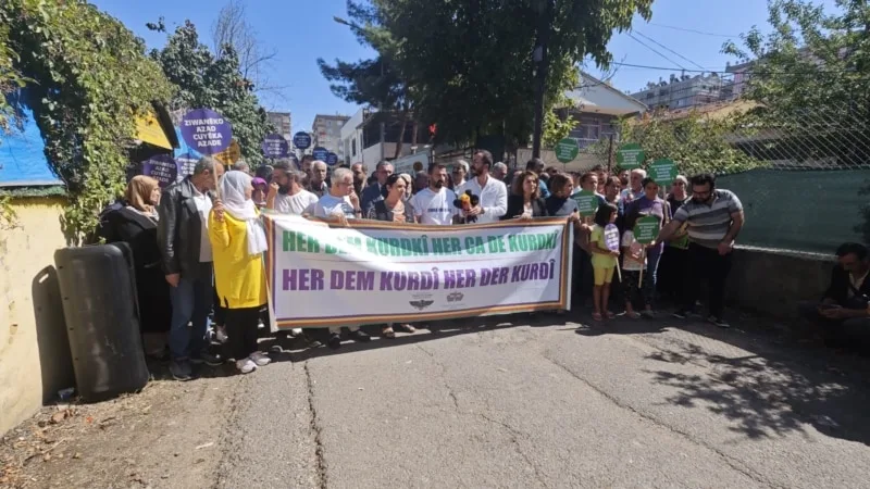 Diyarbakır’da Kürtçe dil dersleri veren MED-DER’e ve bir kitabevine polis baskını