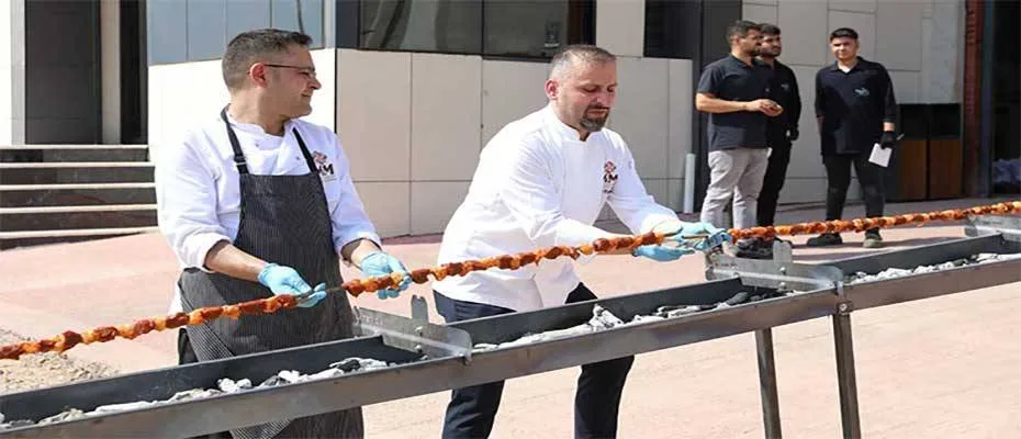 Dünyanın en uzun kebabı rekor denemesi için hazırlıklar tamamlandı