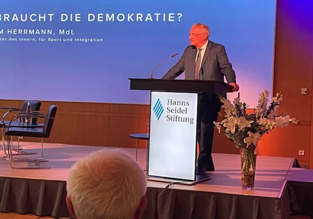 Münih’te “Din ve Demokrasi” Konferansı: Dinlerarası Diyalogun Önemi Vurgulandı