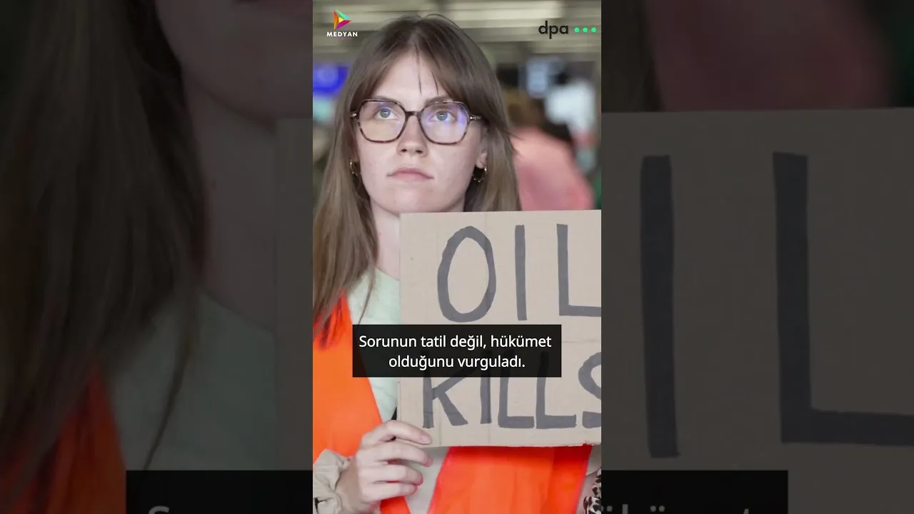 İklim aktivistleri Frankfurt Havalimanı’nda yapışkan yerine gitar kullanarak protesto eylemi yaptı