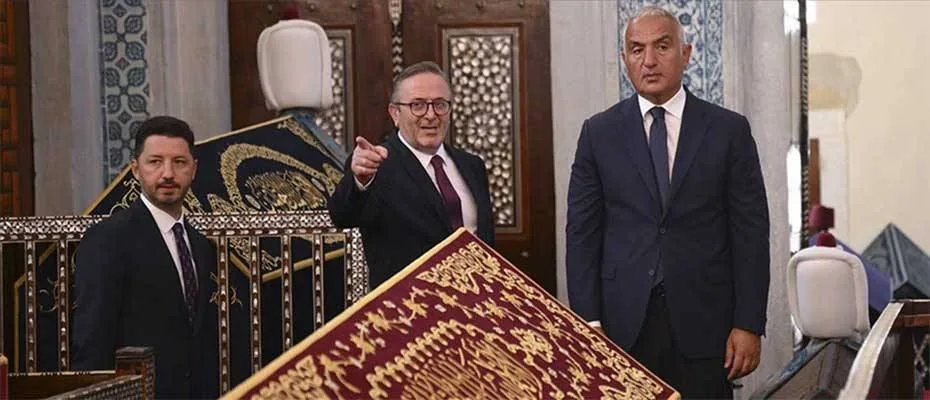 Bakan Ersoy, Hatice Turhan Valide Sultan Türbesi’ni ziyaret etti