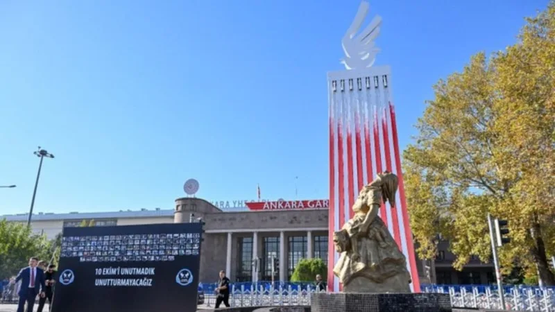 Ankara Garı terör saldırısında hayatını kaybedenlerin anısına yapılan anıtın açılışına aileler katılmadı