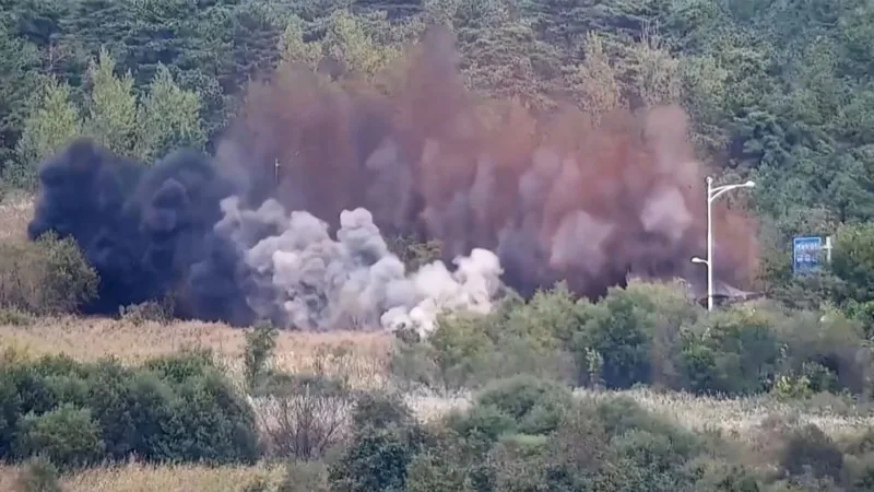 Kuzey Kore, Güney Kore ile arasındaki sınır yolunu ve demiryolu hatlarını havaya uçurdu