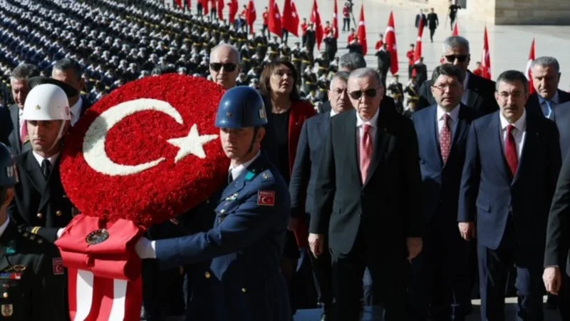 Cumhuriyet’in 101’inci yaşı Anıtkabir’de ve kırmızı-beyaz etkinliklerle kutlanıyor