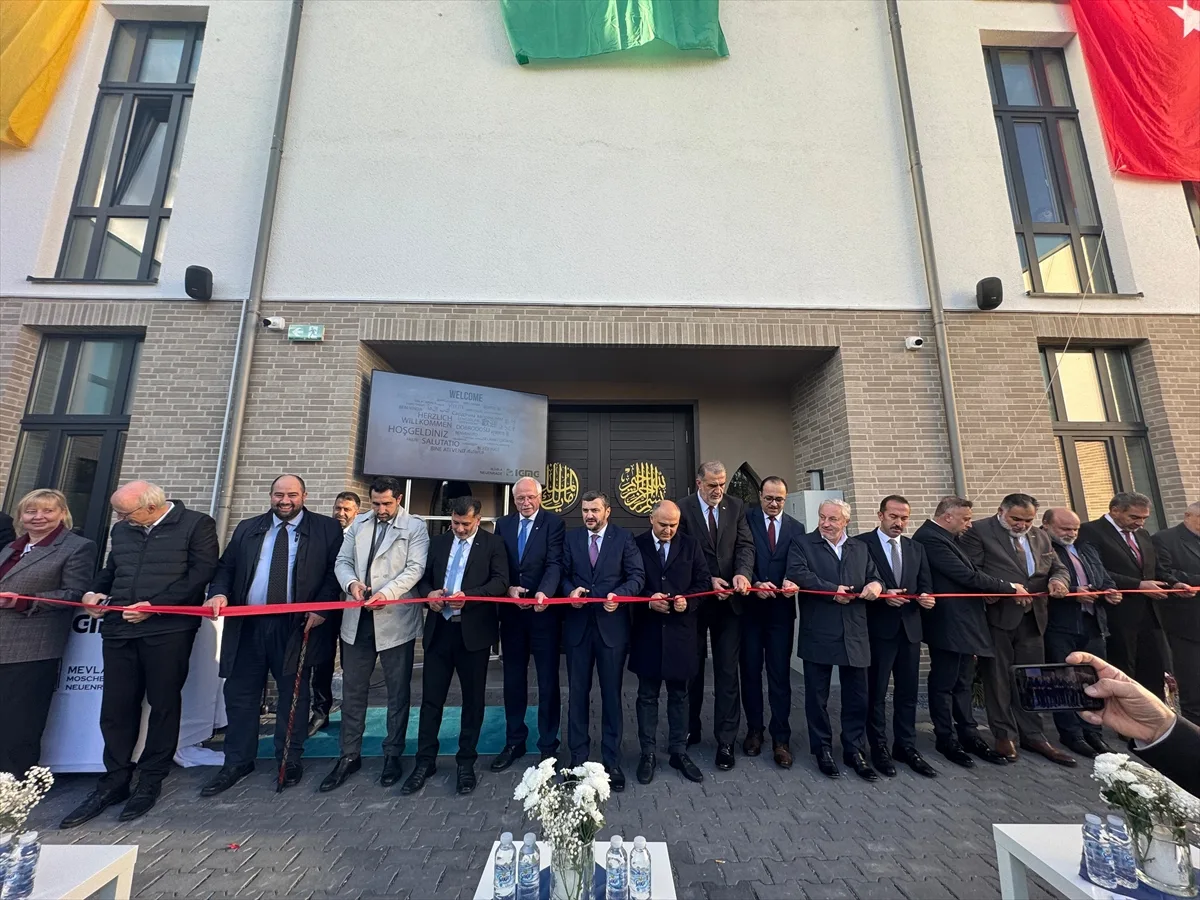 Almanya’da bir cami daha dualarla ibadete açıldı