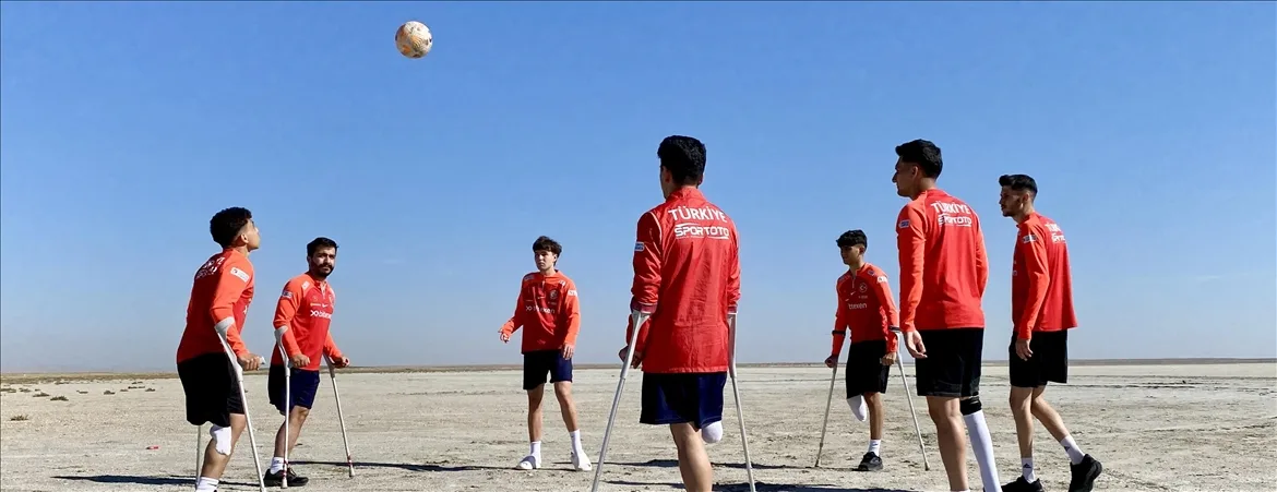 Ampute Milli Futbol Takımı kuruyan gölde kuraklığa dikkati çekti