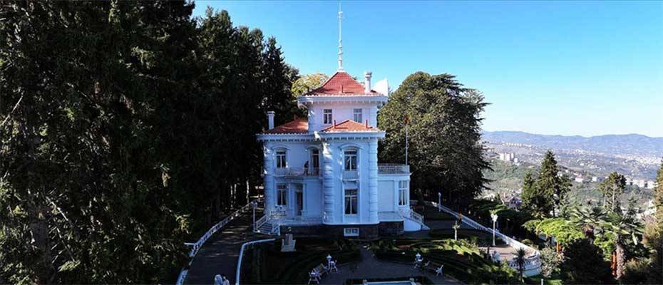 Büyük Önder’in adını taşıyan köşke yerli ve yabancı ziyaretçi ilgisi