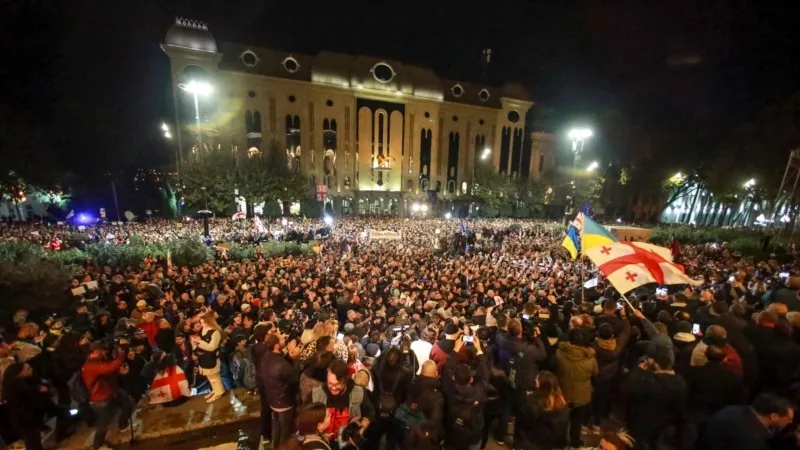 Gürcistan’daki parlamento seçimlerinin hileli olduğunu söyleyen binlerce kişi protesto yürüyüşünde buluştu