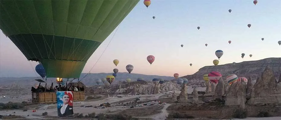 Kapadokya’da balonlar Türk bayraklarını gökyüzünde dalgalandırdı