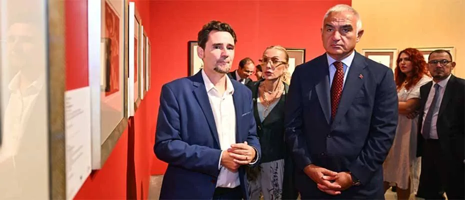 Bakan Ersoy, AKM’deki sergileri ziyaret etti