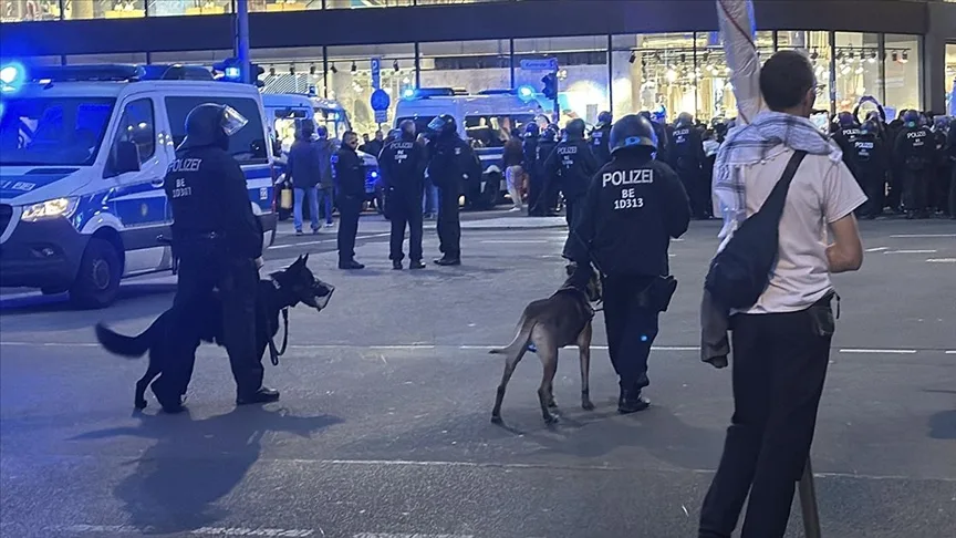 Berlin’de polis, göstericilere karşı köpekleri kullandı