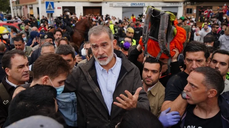 İspanya Kralı selin vurduğu bölgeyi ziyaret etti, öfkeli halk tepki gösterdi