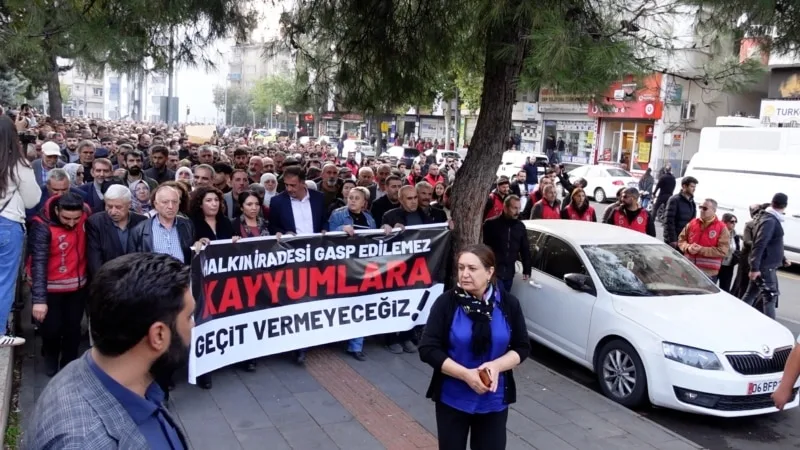 DEM Partili üç belediyeye kayyum atanması Diyarbakır’da yürüyüşle protesto edildi