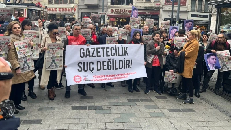 Gazeteciler Furkan Karabay’ın tutuklanmasını protesto etti: “Gazetecilik suç değildir”
